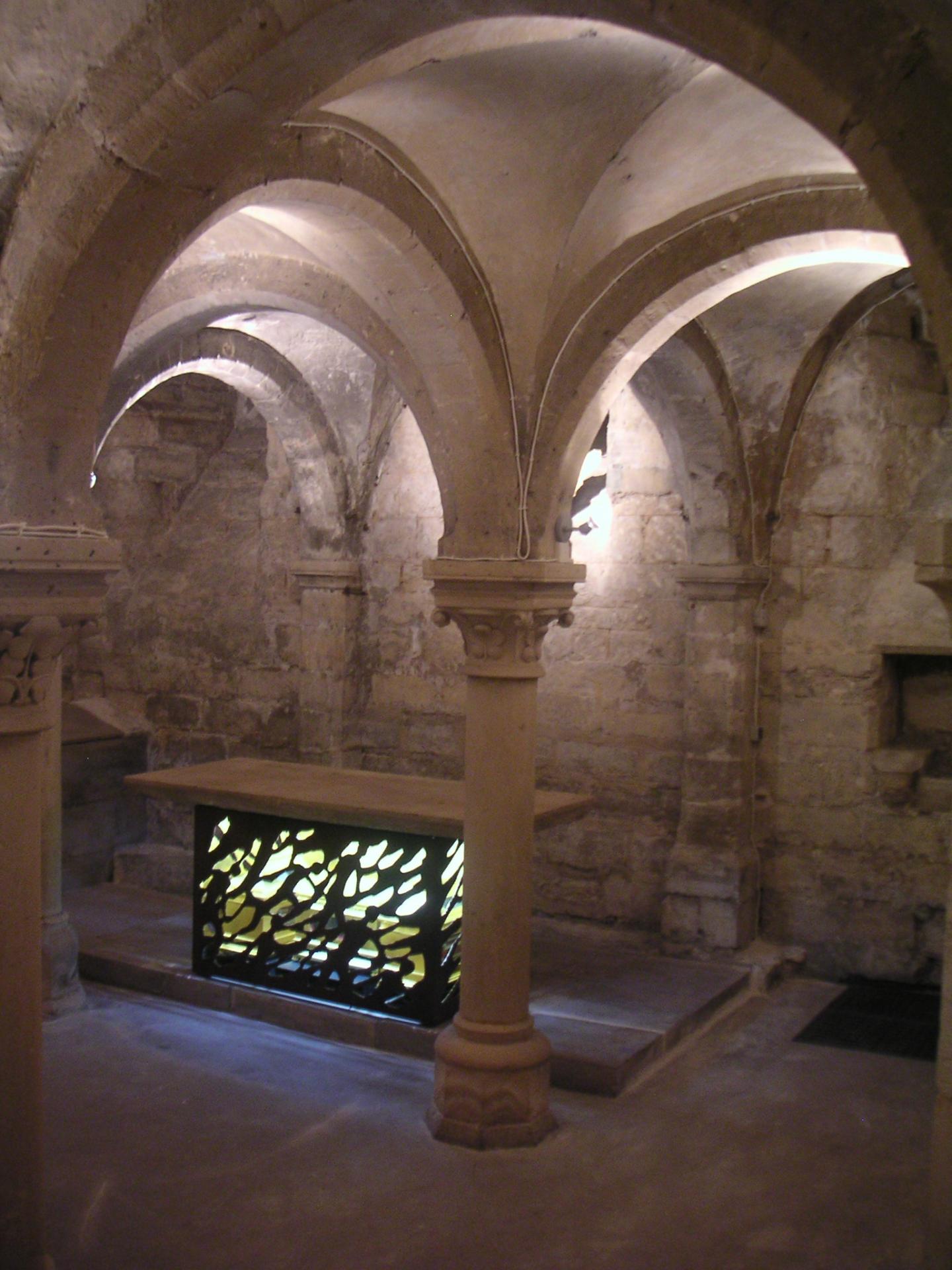La crypte et l'autel de l'église de Créteil